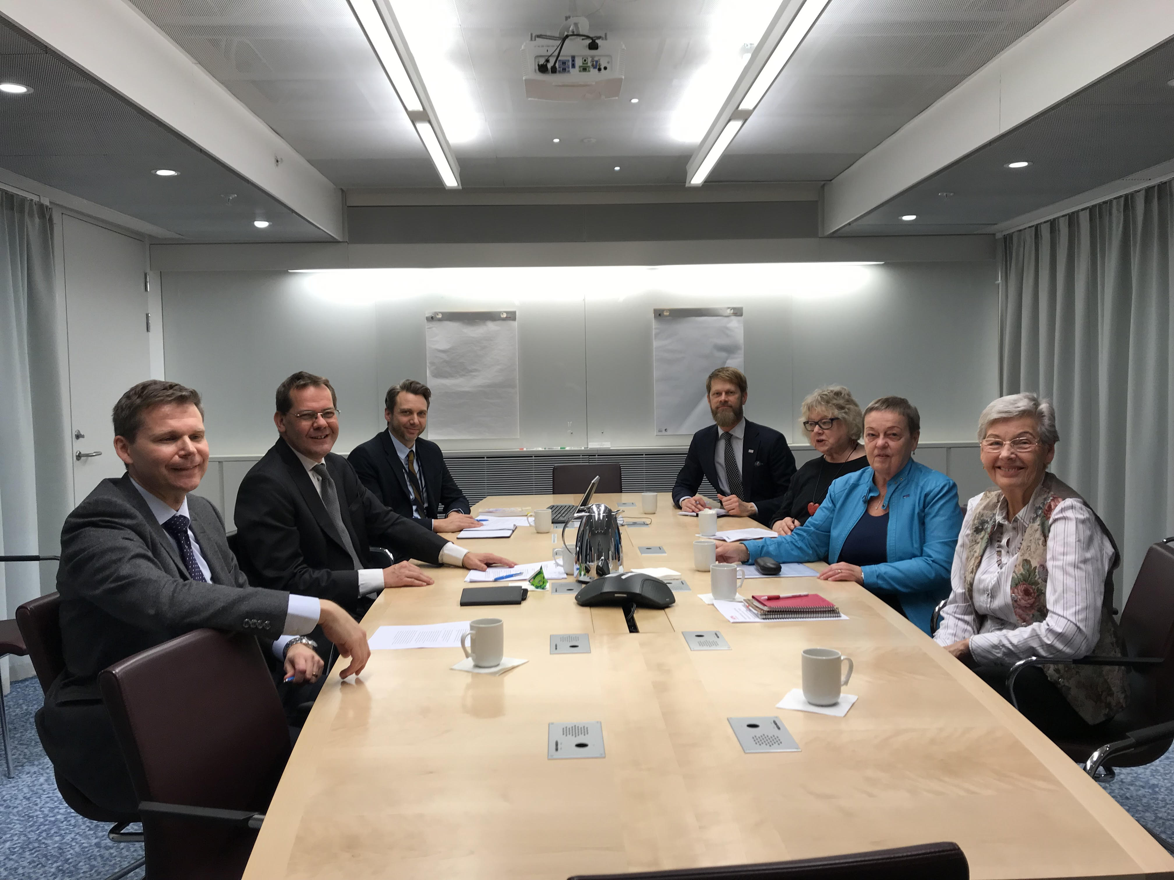 Dag Edvardsson, projektledare för Riksbankskommittén, Ulf Holm, Per Bolunds statssekreterare, och Erik Lenntorp, bankenheten, träffade representanter från SPF Seniorerna, RPG, PRO och SKPF Pensionärerna på Finansdepartementet. Dag Edvardsson, projektledare för Riksbankskommittén, Ulf Holm, Per Bolunds statssekreterare, och Erik Lenntorp, bankenheten, träffade representanter från SPF Seniorerna, RPG, PRO och SKPF Pensionärerna på Finansdepartementet.