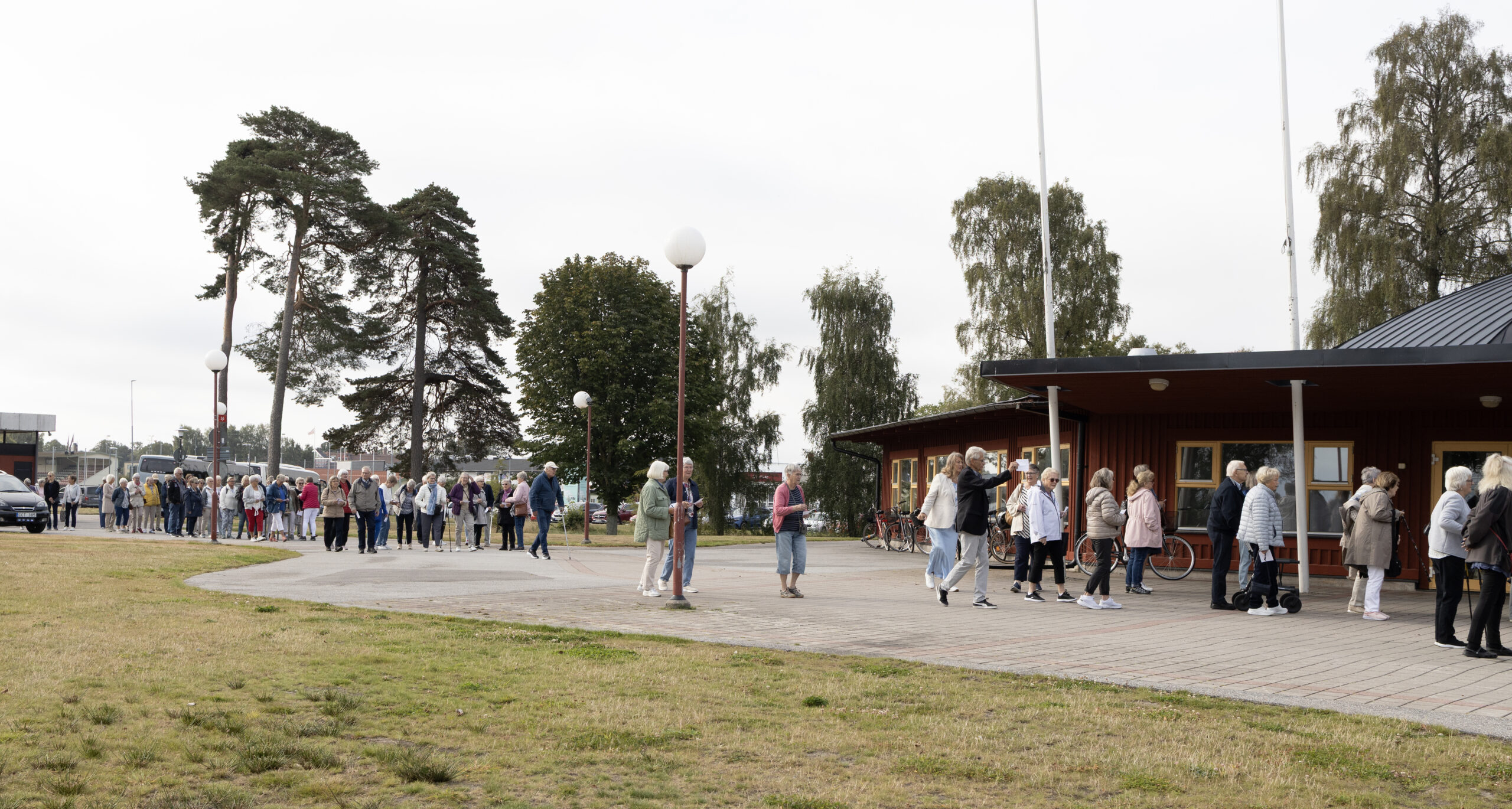 Besökarna anländer